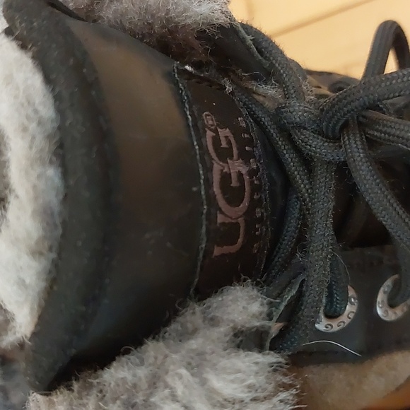 Ugg Adirondack II sheepwool inside leather and suede boots size 6.5 - Picture 3 of 16